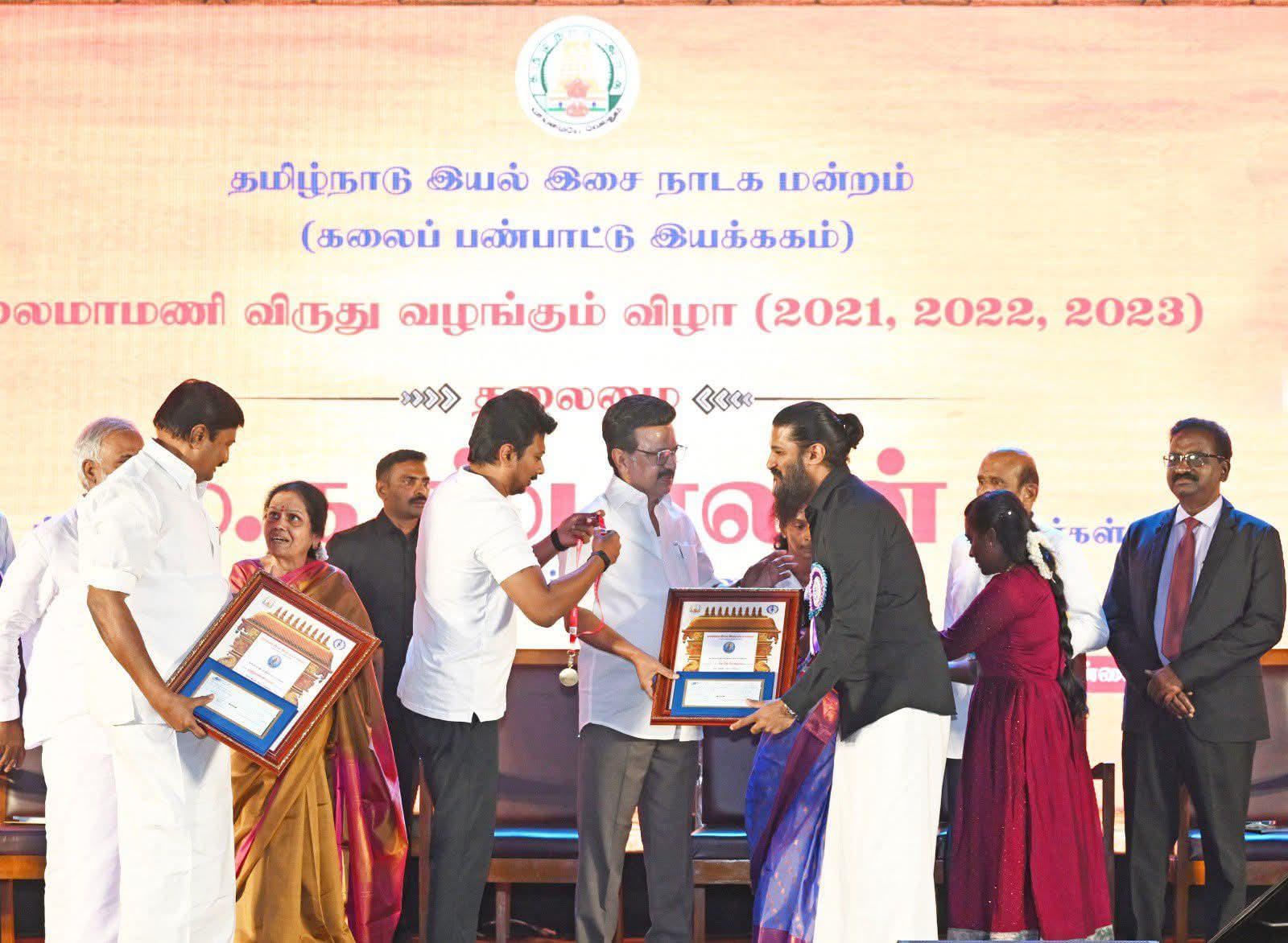 3 சவரன் எடையுள்ள தங்கப் பதக்கத்தையும் முதலமைச்சர் மு. க. ஸ்டாலின் அவர்கள் வழங்கினார்..