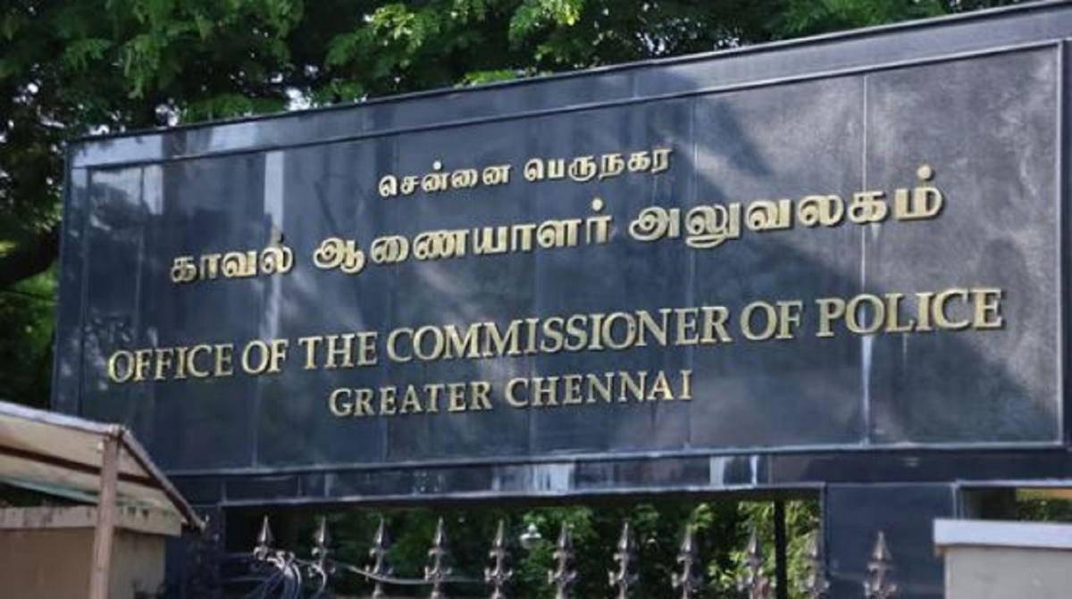 முன்னாள் அமைச்சர் மீது புகார்..