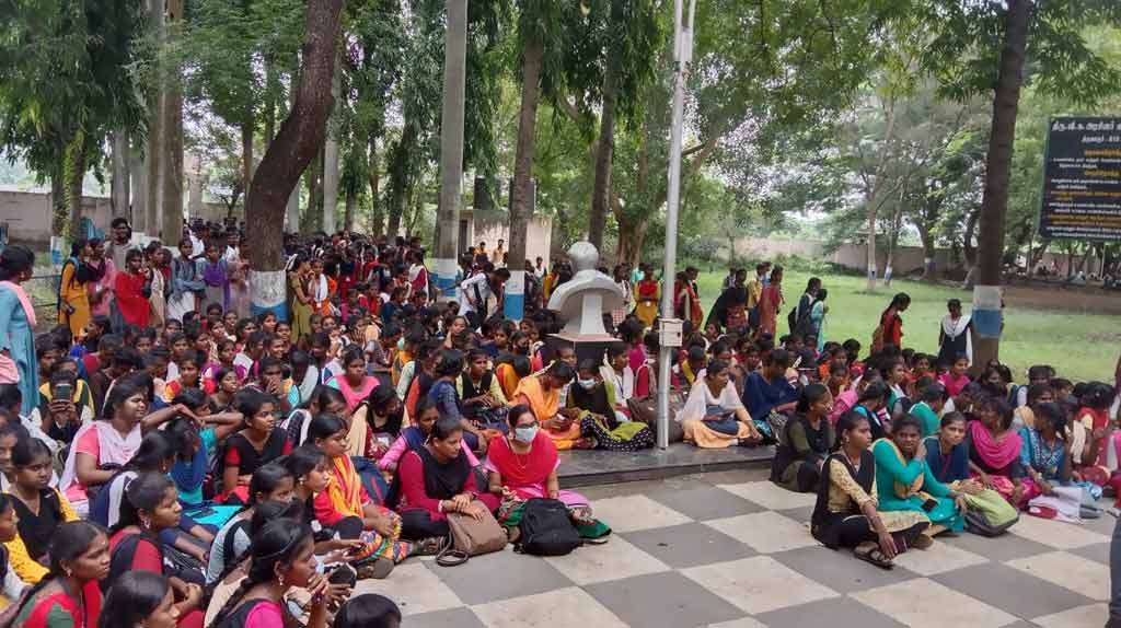 புதுச்சேரி பல்கலையில் பாலியல் புகார் கமிட்டி அமைக்க கோரிக்கை…