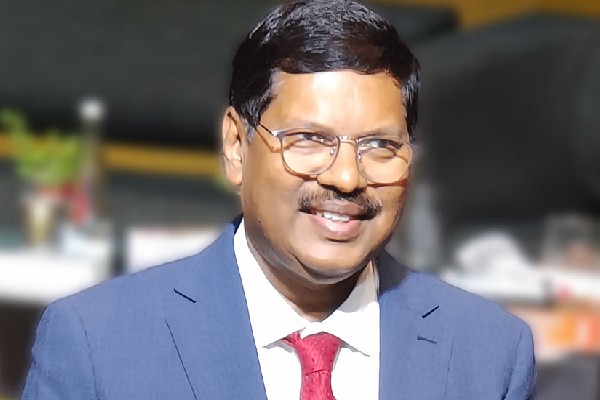 உச்சநீதிமன்றத்தில் காலணி வீச்சு; தலைமை நீதிபதியிடம் அடாவடியாக நடந்துகொண்ட வழக்கறிஞர்!!